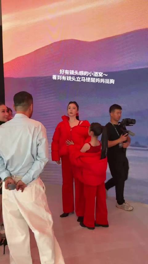 小酒窝看见有镜头立马提醒妈妈董璇抬头挺胸，这孩子太招人稀罕了