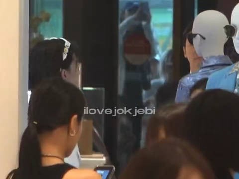 黄铉辰三年前出席Versace活动与假人合影