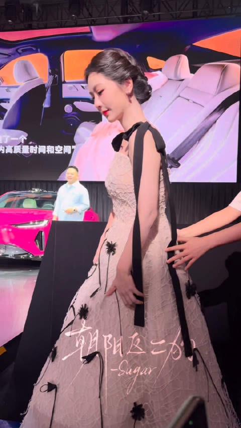 20260709杨紫北京奇瑞线下 你是说，此女就这么香香的坐我前面了是么