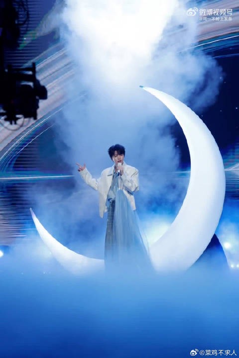 王俊凯白色话筒亮相你好星期六，首唱新曲Steal The Moon