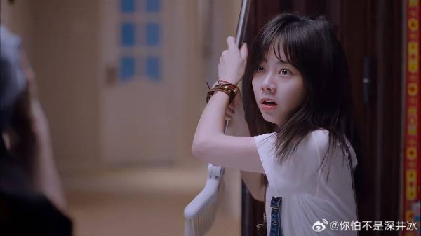女室友遭歹徒锁喉尖尖持拖把解救发现是小哥