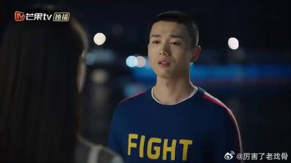 穷小子死缠烂打，美女却因为年龄大，拒绝了他！