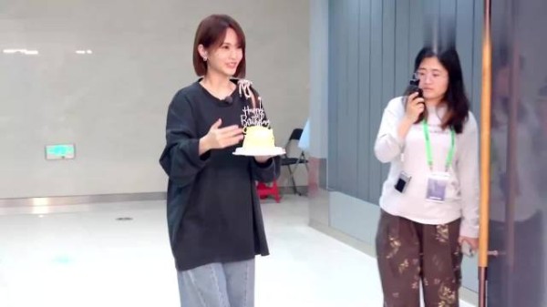杨丞琳陈妍希与欧阳三姐妹春节聚会，20年闺蜜情谊延续