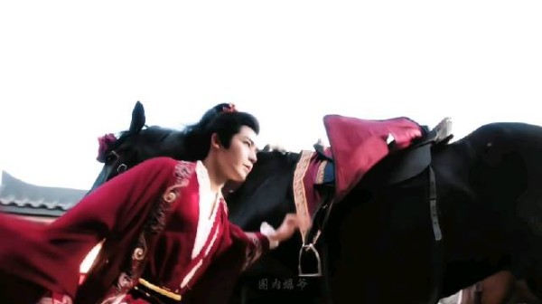 萧无衣开头这个挑眉和单手飞身上下马真的好绝！