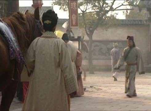 马皇后碰到官兵去抓汤和,不让去,告诉朱元璋是她说的