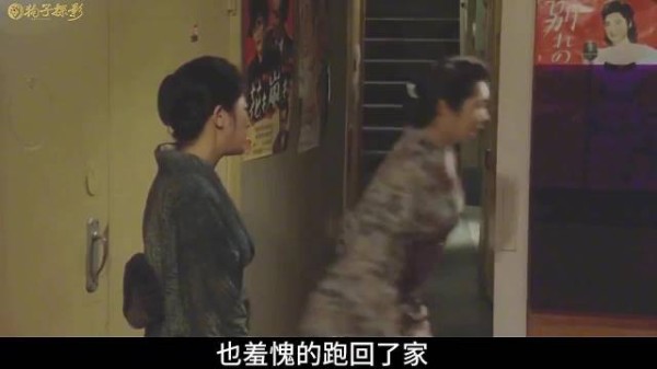 情人私会被原配当街扭打，涉事男子冷眼旁观