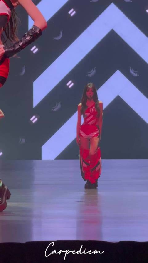 女孩同手同脚行走难自控，笑对尴尬瞬间