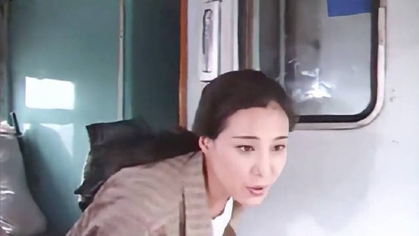 这个女警猛然发现,刚刚窜进车厢的那个男人,正是上级要抓的特务