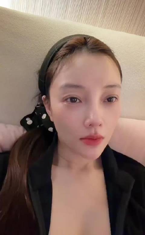 李小璐素颜回应网暴8年,称活着靠不去多想