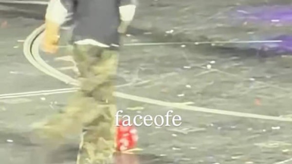 柾国连足球也踢得很好⚽ /faceofe 260712 BTS世巡 慕尼黑演唱会Day2 ‪