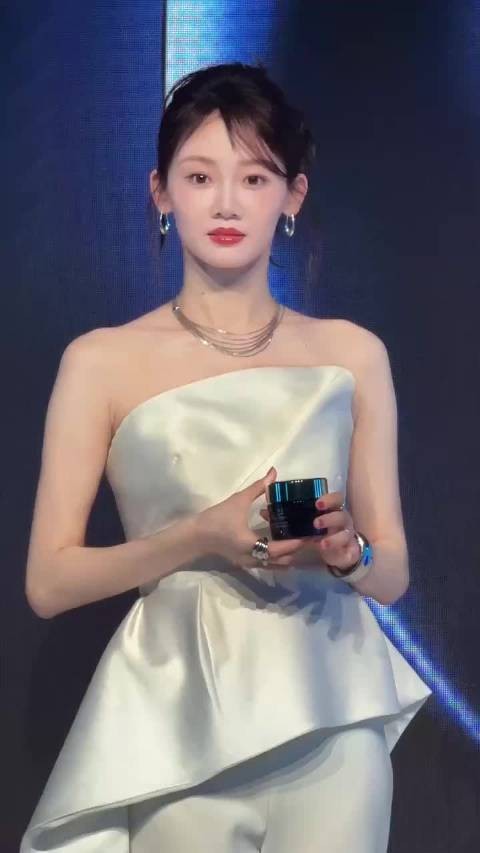 苗苗-vivi整个人皮肤白皙,仪态体态都真的没的挑