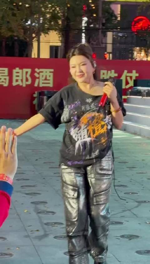 乌兰图雅你再到处going人试试呢