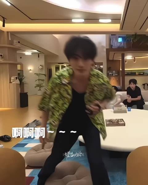 丁程鑫这小子小心点咯～ 瞅把何老师都吓到了