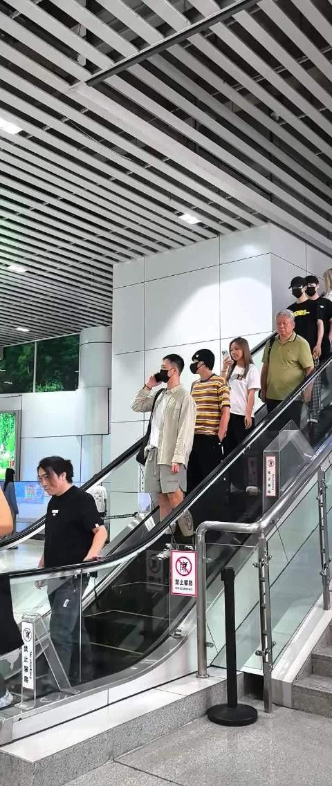 因为赢了剪刀石头布跟在两个人最后装接机粉饰的神秘女孩