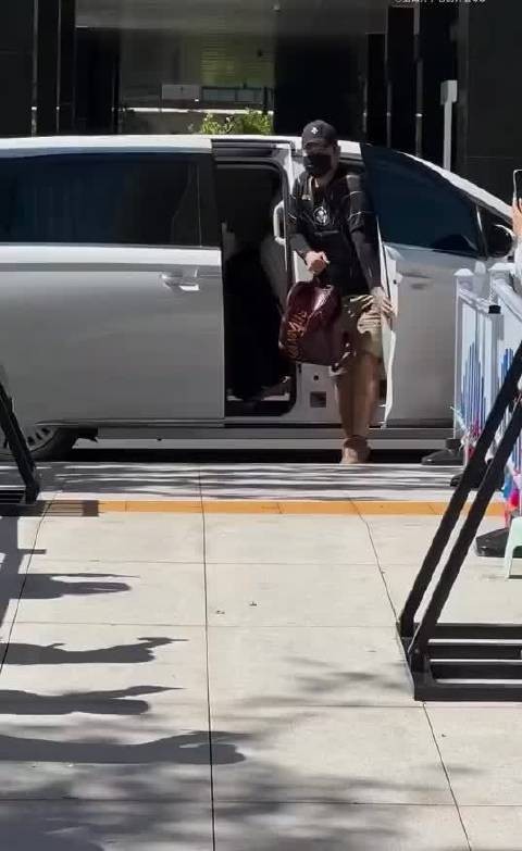 侯明昊片场分发山楂糕，再现萧无衣角色互动