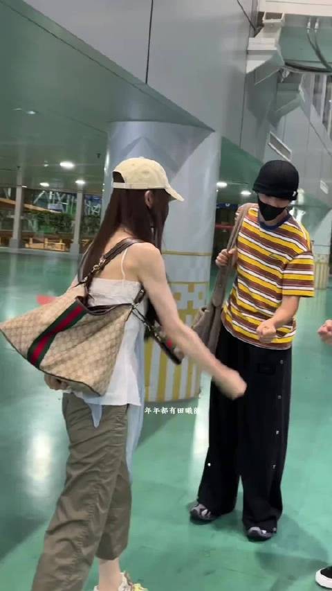 田曦薇王安宇黄子弘凡机场猜拳决定伪装粉丝