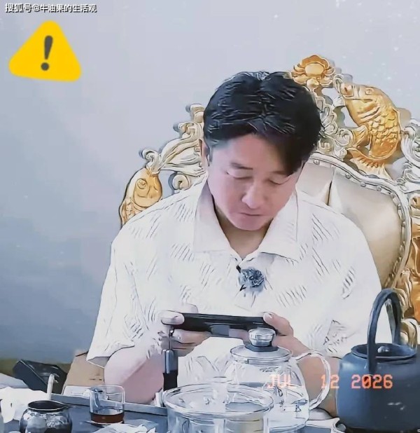 几亿身家的拳王邹市明退役后只想窝在家打打游戏,钱存银行每年光利息也有400多万 但冉莹颖怨他不上进让他开拳馆开餐馆,现在亏光又怨邹市明只会打游戏 夫妻俩截然不同的人生追求