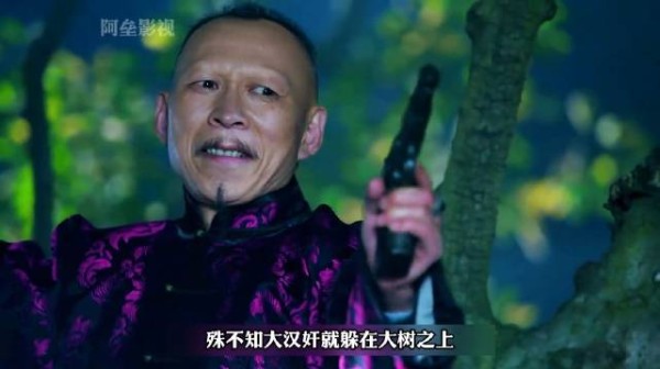 汉奸想偷袭八路小伙不料小伙他,武艺高强将大汉奸打惨彻底反杀