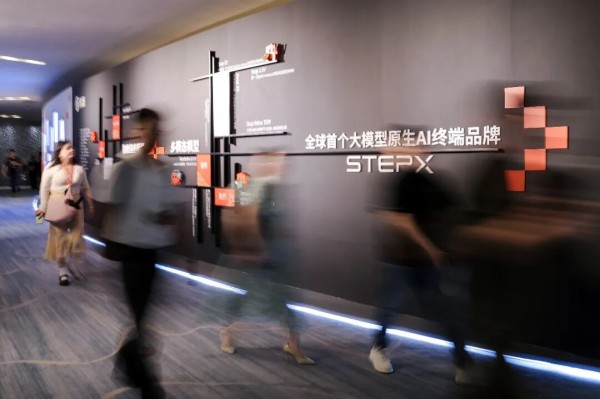 一家大模型公司，为什么要做终端？