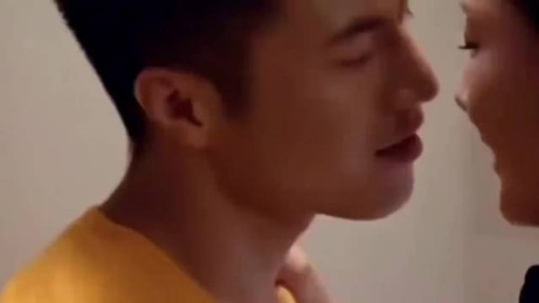 小伙和姑娘上一秒浪漫瞬间亲吻,下一秒又想和另外一个姑娘温存