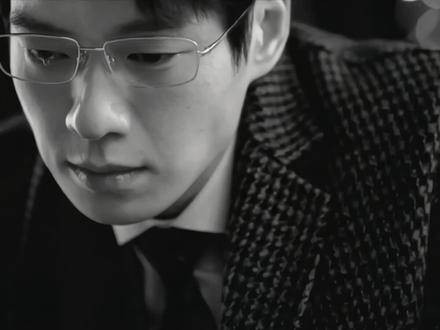 “倾尽全力编织牢笼,只为凝固他振翅的瞬间”
