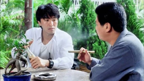 《逃学威龙》中达叔到底是怎么用空竹筒吐烟的