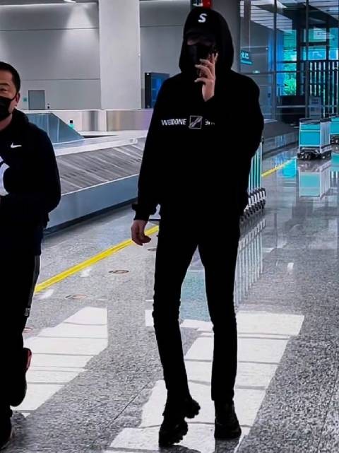 刘宇宁完成看身材挑战，大长腿曼妙身材吸睛