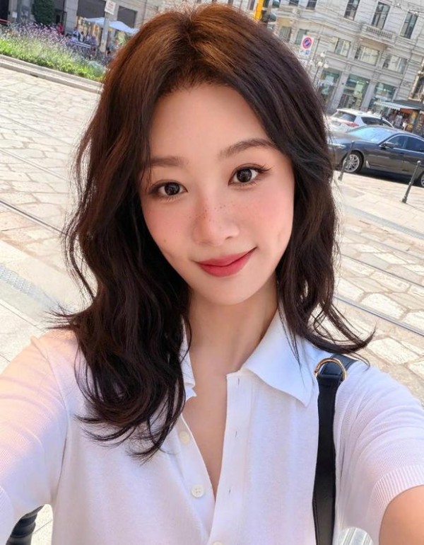 杨紫化雀斑妆,美貌养眼。