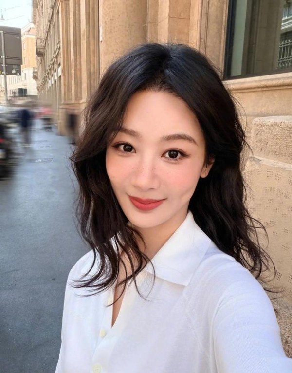 杨紫笑容满面,心情大好。