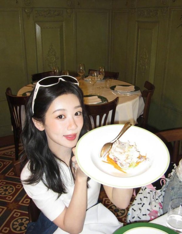 杨紫手举美食拍照,元气满满。