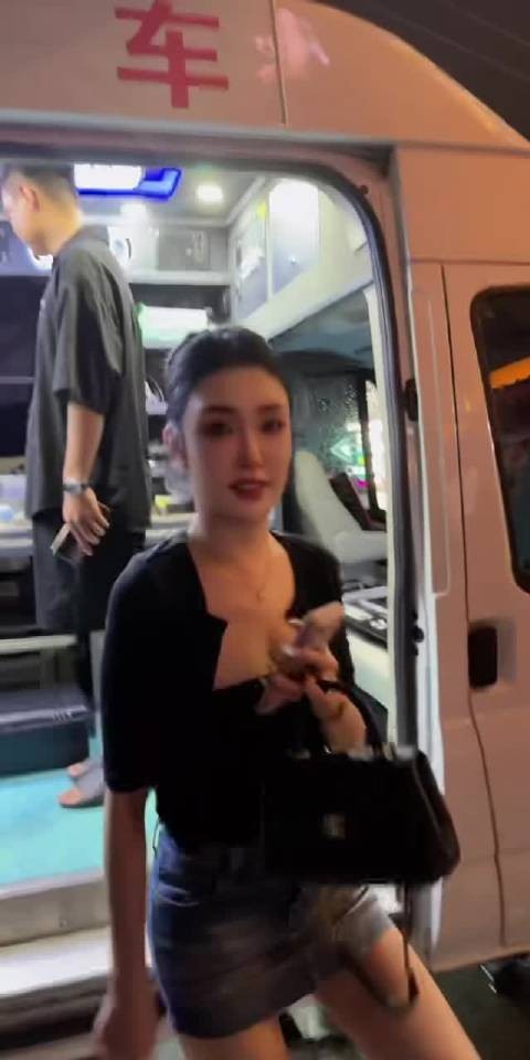 小丸子终于见到心目中的男神不见了！ @大海网事 你往后稍一稍