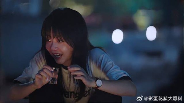 谭松韵饰演尖尖祭奠亲妈时品尝白酒