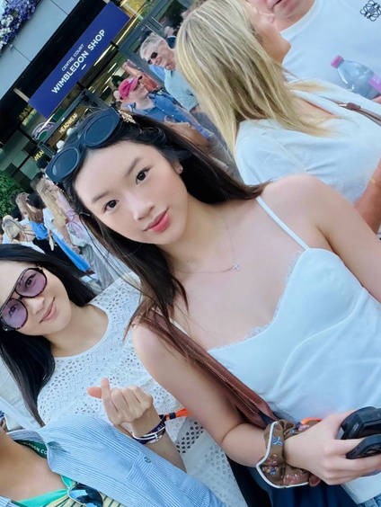 吴尊晒15岁女儿neinei近照，一家伦敦温网观战