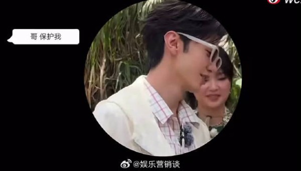 主动冲在队伍最前面搜寻线索，下一秒被NPC突袭，扭曲的表情暴露内心慌张