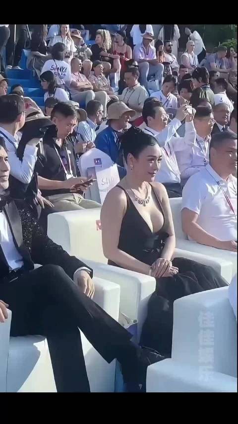 55岁钟丽缇出席活动依旧身材火辣,真是岁月不败美人啊, 不老女神