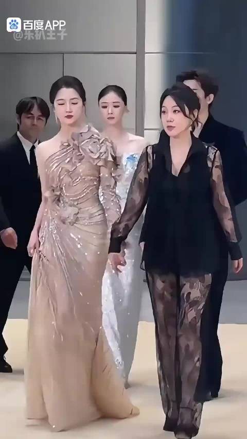 从“童星”到“国民闺女”，这一路走来全是溢出屏的甜甜！