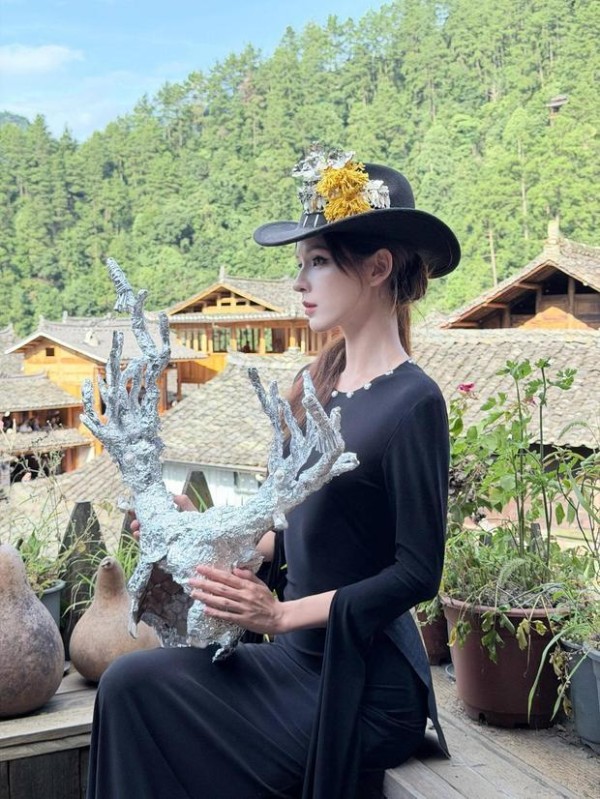 张予曦一身银饰黑衣造型充满神秘感。