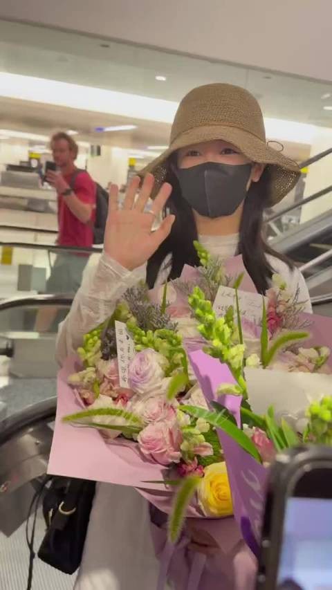 此女就这样乖乖的萌萌的站在原地听粉丝说话
