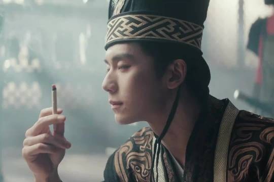 穿越后发现我的兄弟是皇帝，皇家背书人生简直开挂了！