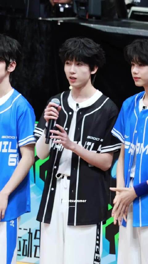 杨博文卷毛小羊夏日运动会次日路透,打招呼软萌