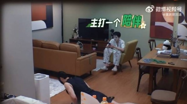 王俊凯穿洞洞鞋敷面膜玩手机，陪黄晓明健身