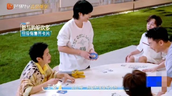 王勉玩游戏环节太逗了吧，参与次数和优势最多，最后却卡片最少，妥妥的劳模了