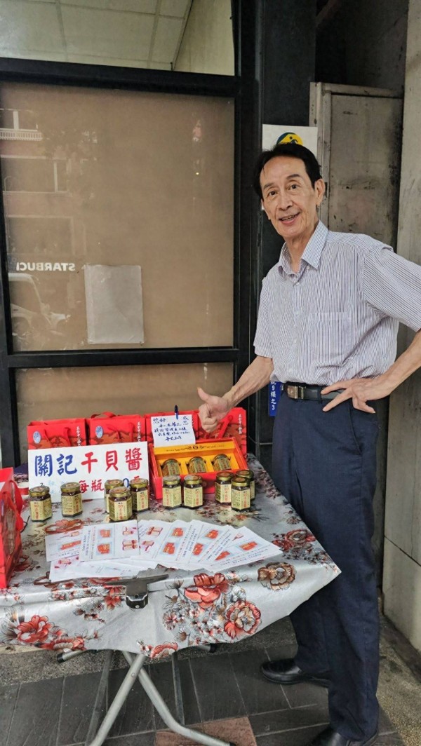 TVB前资深男星台湾摆摊被偶遇，曾被诈骗2000万，父亲是老戏骨