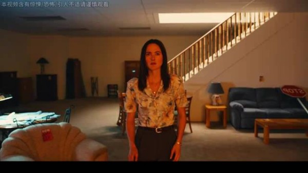 女人伸手触碰蓝色胶带白墙，手指被瞬间吞没