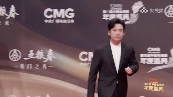 郭麒麟一袭西装亮相红毯！帅气逼人，气场超强啊