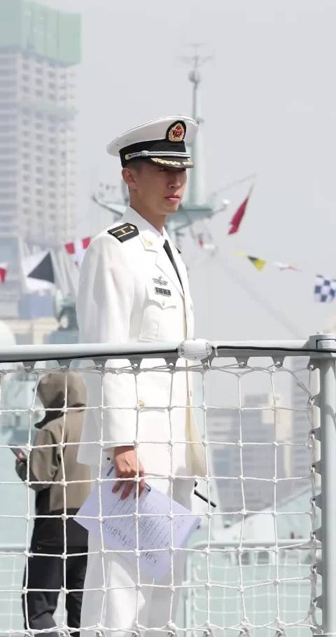 甲板上的海军小哥，这一身白衣太帅了