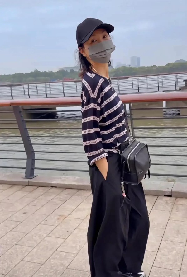 张曼玉穿79块老头衫直播，31万人挤进来看：人活到极致，就是敢于展示真实的自己