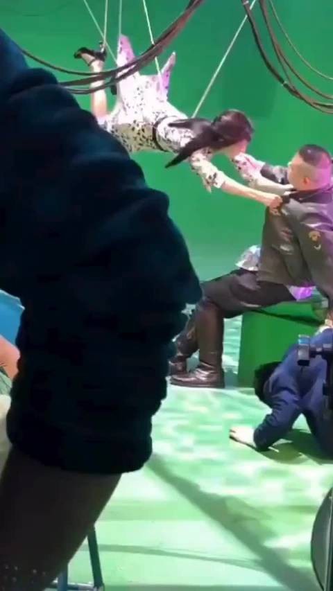 “丫丫”佟丽娅吊着威亚强吻岳云鹏！ 感觉岳云鹏就不是奔着片酬来得！