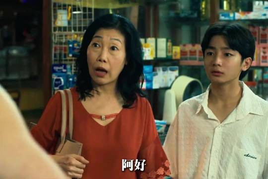 母亲意识混乱仍冲上前护住孩子，本能守护从未消失