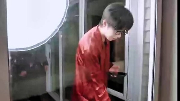哈哈哈哈哈哈 这孩子不知道的还以为回家了 一进屋就跳炕上…